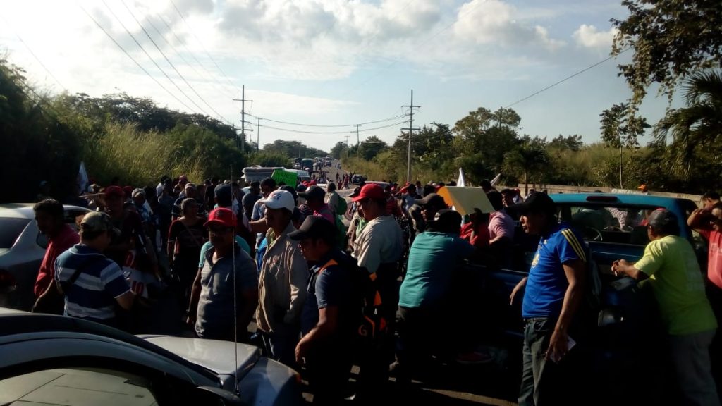 Bloqueo carretero a la entrada de Reforma