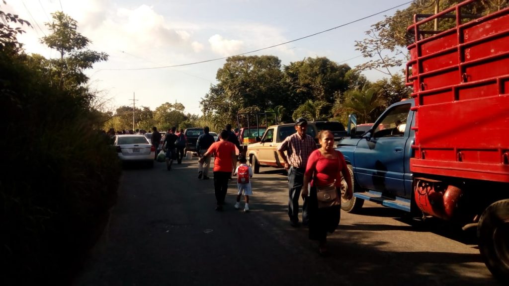 Cientos de personas tuvieron que caminar la fila de autos varados.